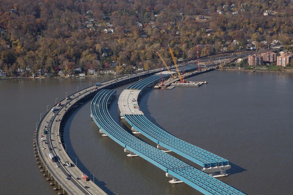 Konstrukcja składa z dwóch równoległych mostów podwieszanych. 
