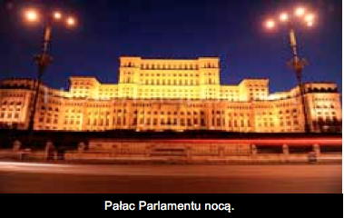 Pałac Parlamentu nocą.