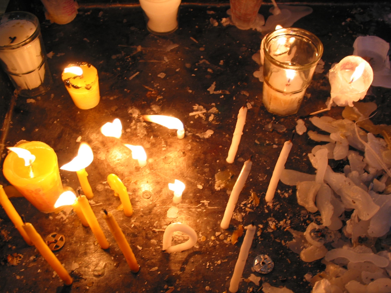 Świeczki ofiarne w kościele św. Tomasza