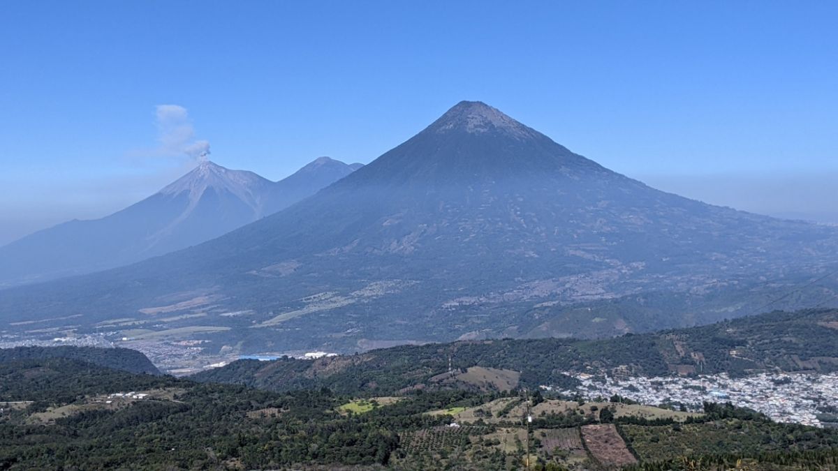 Przed nami roztacza się panorama trzech wulkanów