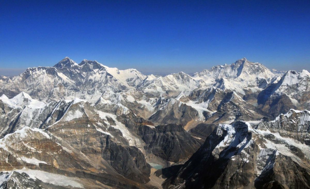Everest i Lhoce po lewej, Makalu z prawej, trzy ośmiotysięczniki obok siebie