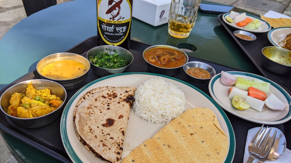 Typowy posiłek w nepalskiej restauracji