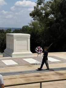 Ile kroków wykonuje strażnik podczas warty przy Grobie Nieznanego Żołnierza na Arlington Cmetery?