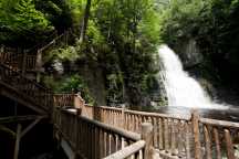 Bushkill Falls. Czarodziejska Kraina Ośmiu Wodospadów