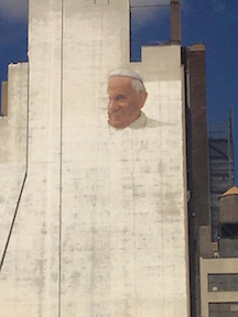Ogromny papieski mural